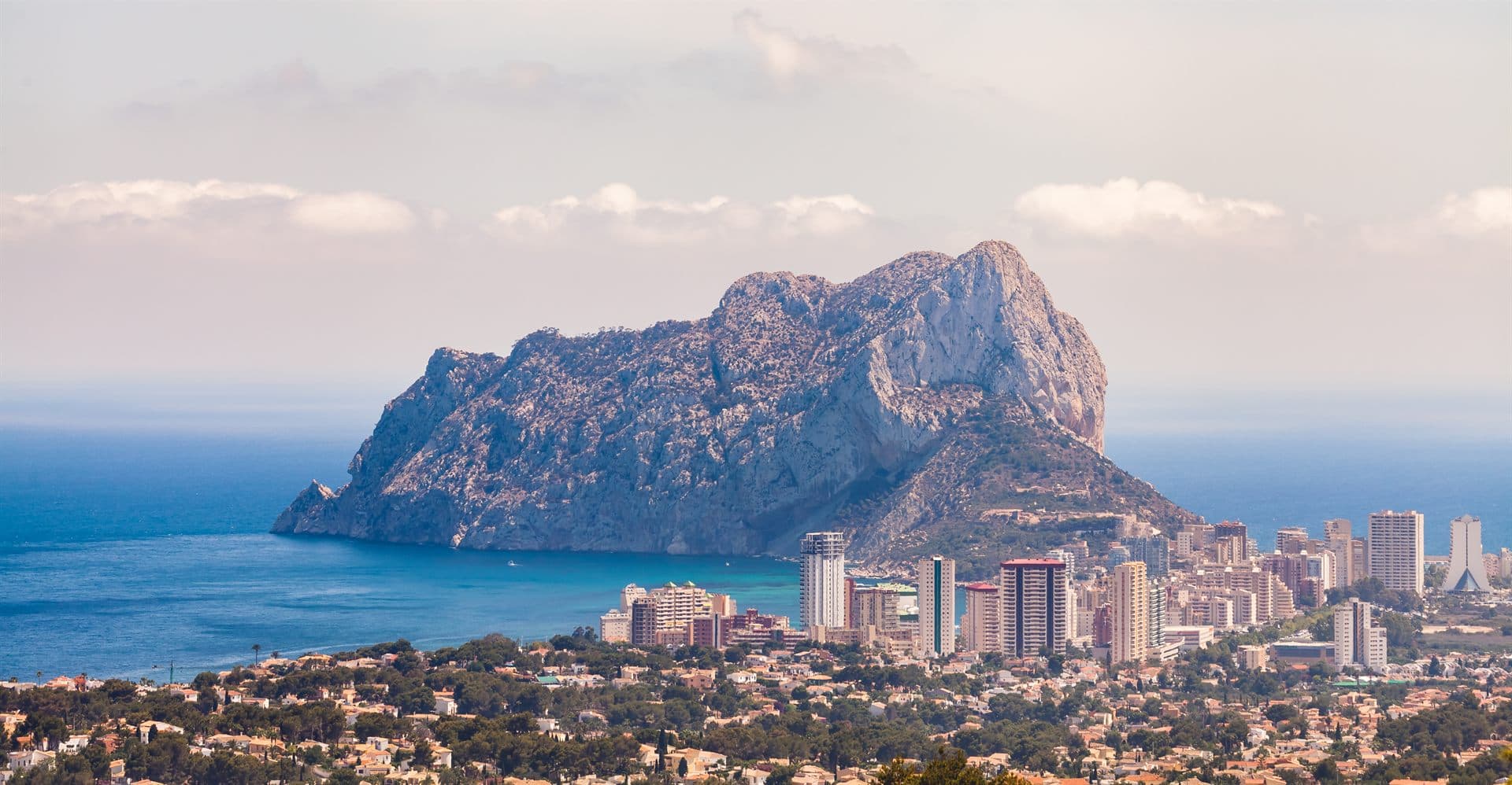 El Peñón de Ifach desde Calp, con el pueblo y el mar